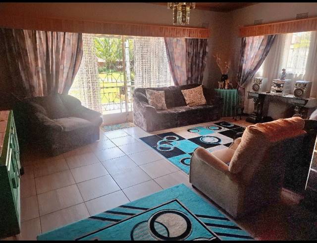 3 BEDROOM HOUSE FOR SALE IN GREENHILLS